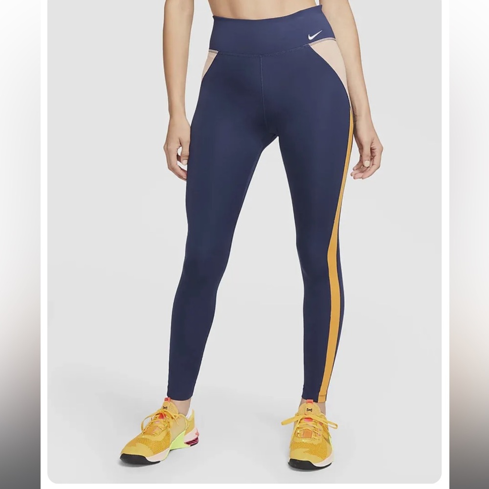 NWT Women’s Nike One Training Legging Medium